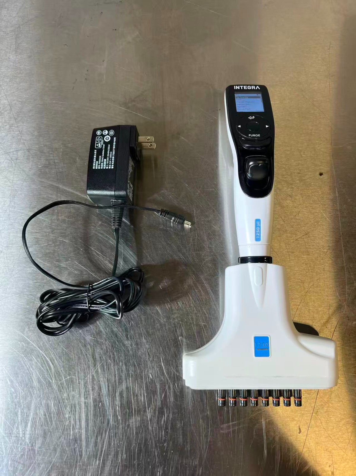 Integra VIAFLO 8 Channel Electronic adjustable Pipette 1250 ul W/ charger