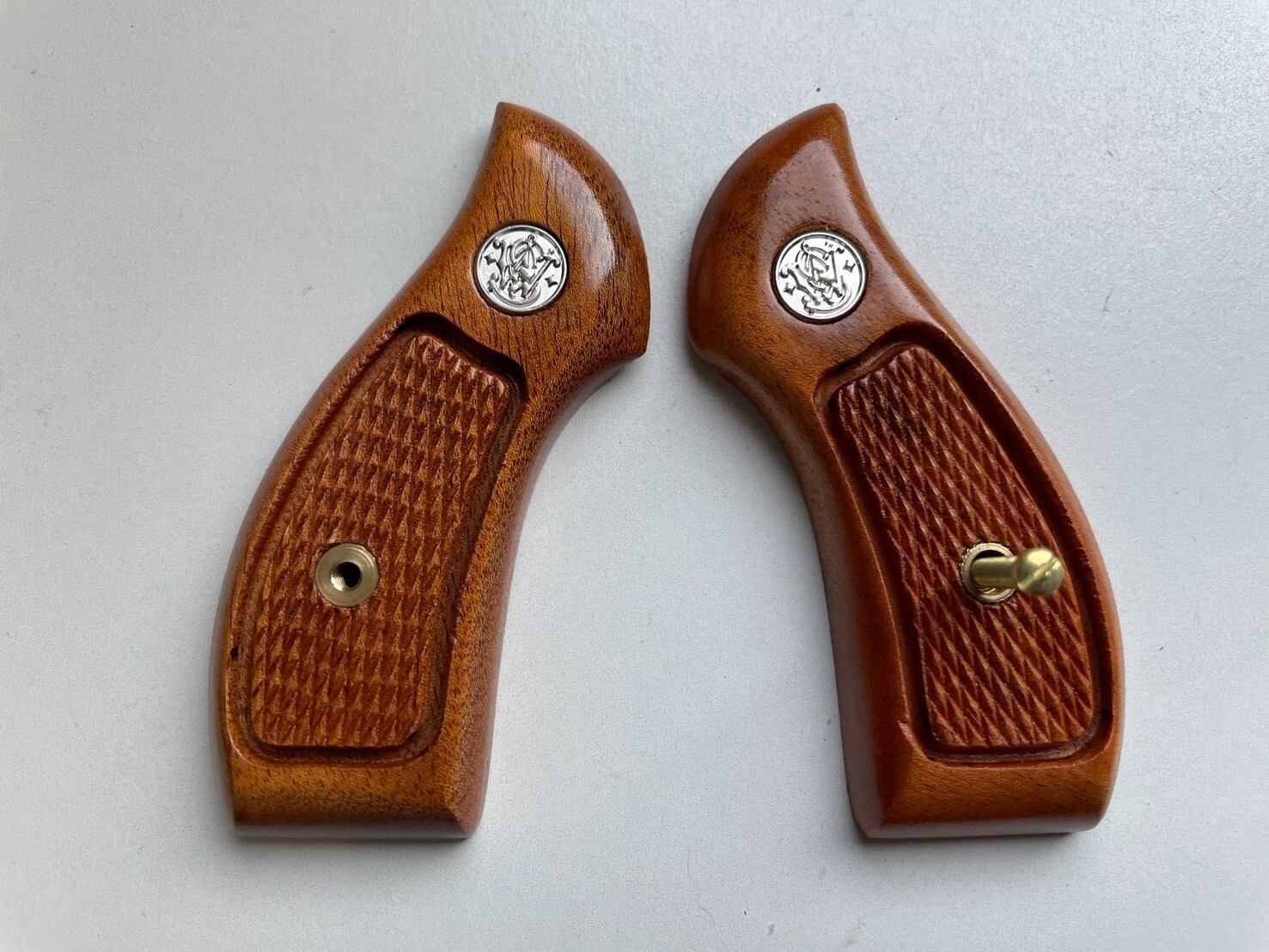 NEW GRIP FOR S&W J FRAME ROUND BUTT BODYGUARD CHECKERED CLASSIC PANEL HARDWOOD