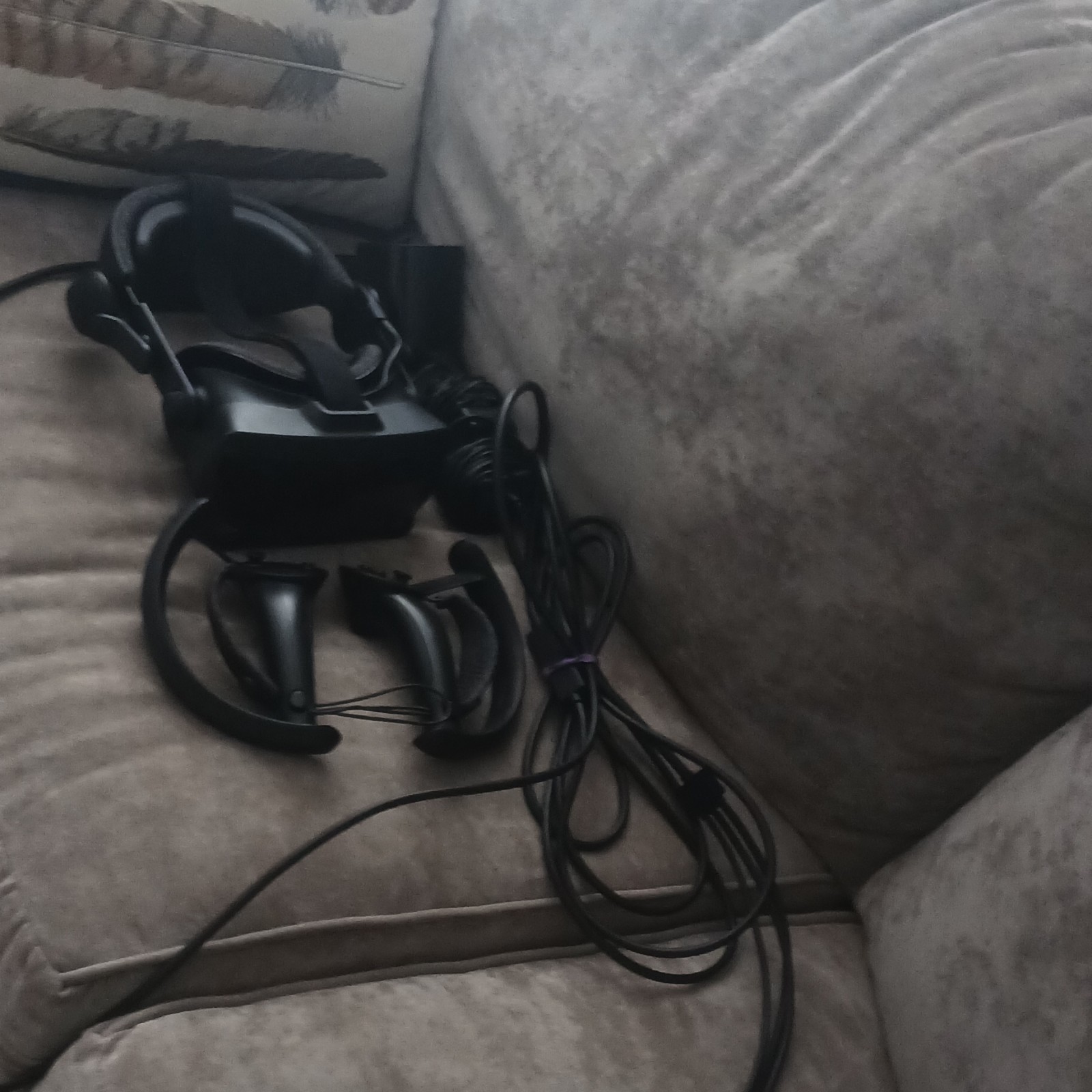Valve index PC VR Headset, Touch Controllers, Cables, audio, any herts for ur pc