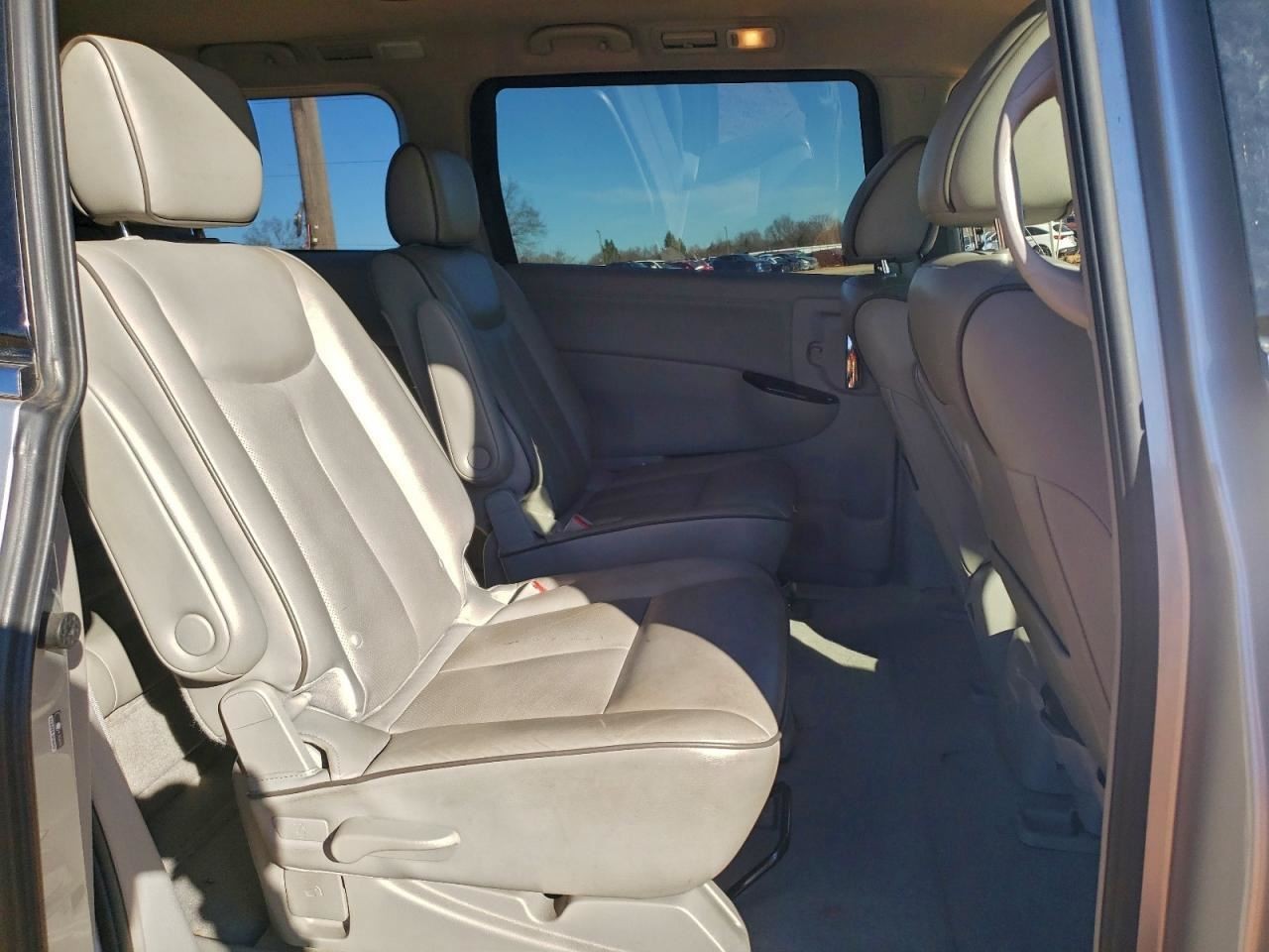 QUEST 2013 Glove Box 4966632