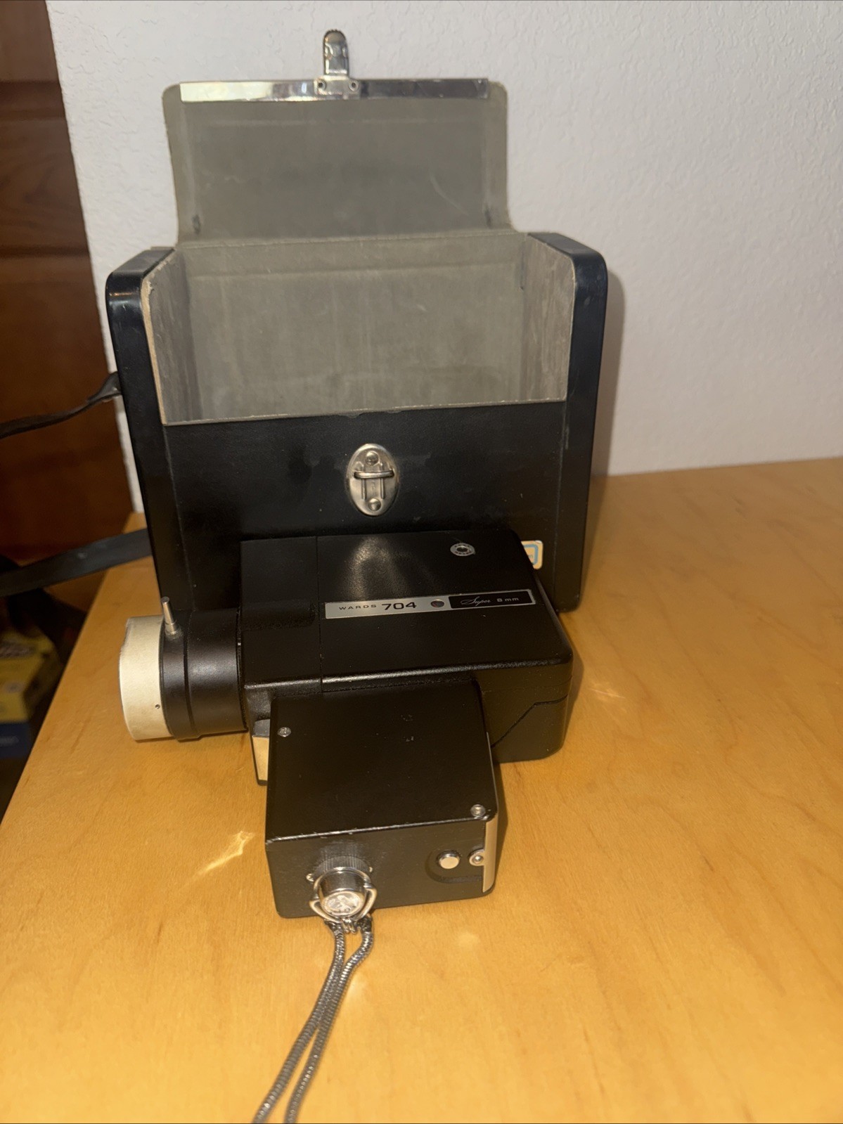 Vintage Mongomery Ward Zoom EE 704a Super 8MM Camera Projector W/CASE