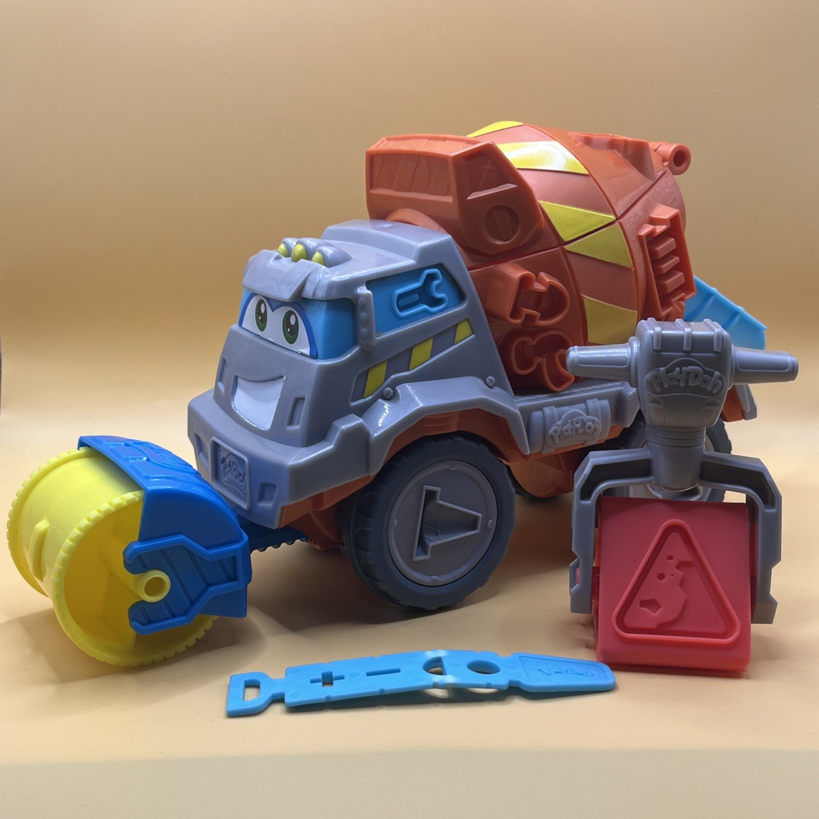 Play-Doh MAX THE CEMENT MIXER Toy Construction Truck Hasbro 2014 Read