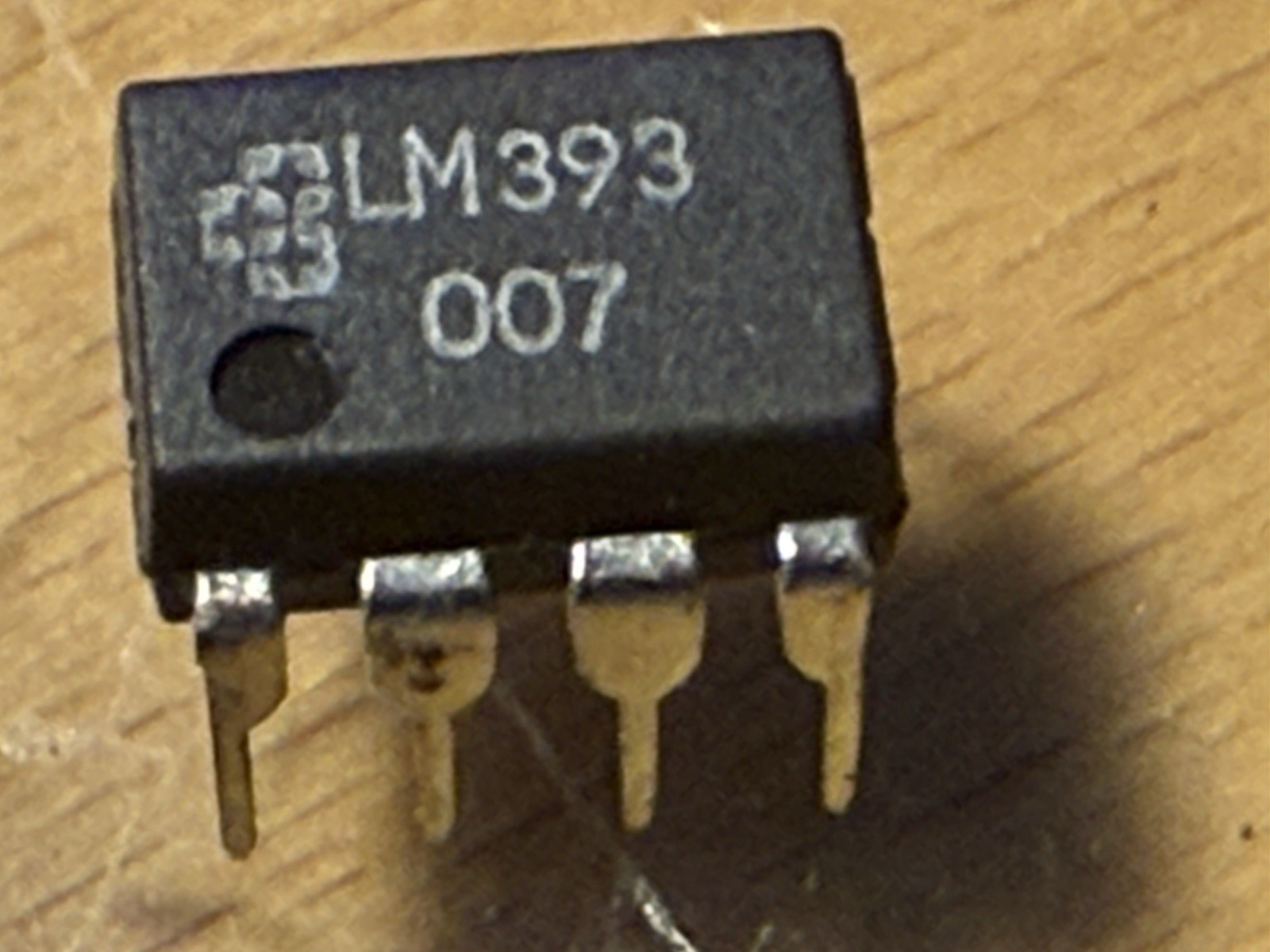 LM393 Dual Differential Comparators DIP8.