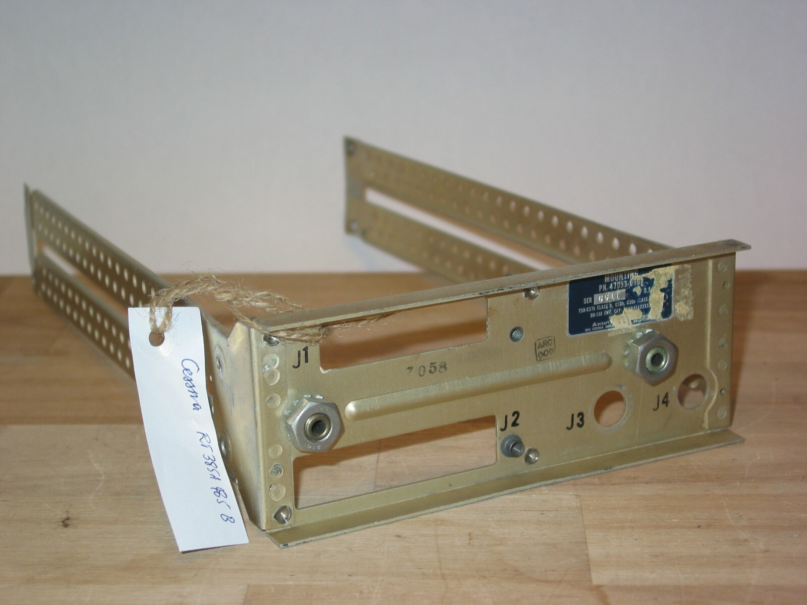 MOUNTING TRAY FOR CESSNA RT 385A & RT 485 B