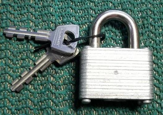 VINTAGE MASTER #22 PADLOCK WITH 2 KEYS VERY GOOD CONDITION