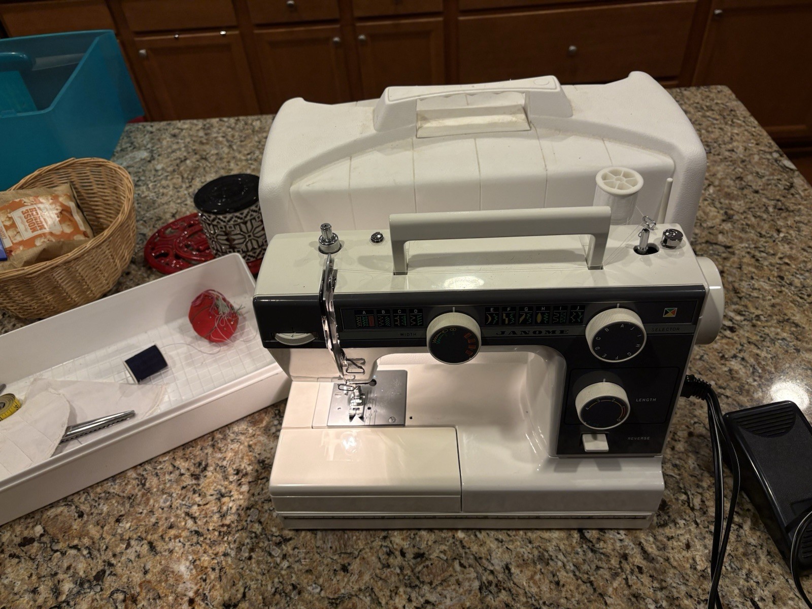 Janome Sewing Machine L-392  w/ Foot Pedal - TESTED Working