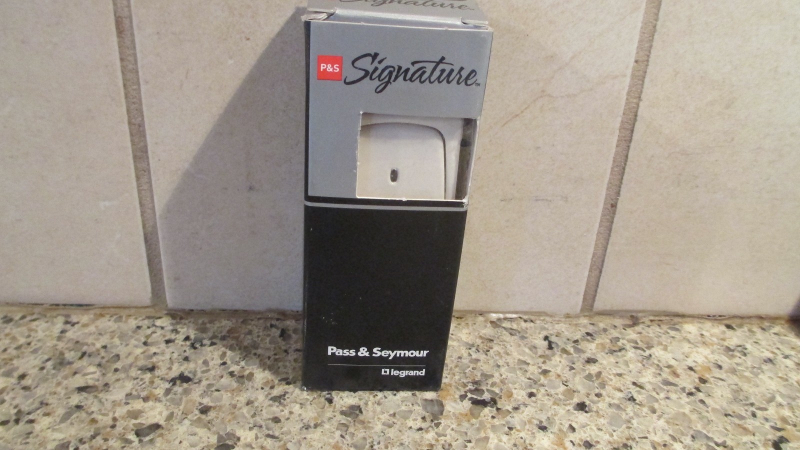 Pass Seymour STM870LASLCC10, Illuminated Light Almond Switch