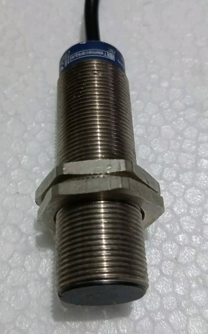 Telemecanique xs1m18mb250 proximity switch Sensor New