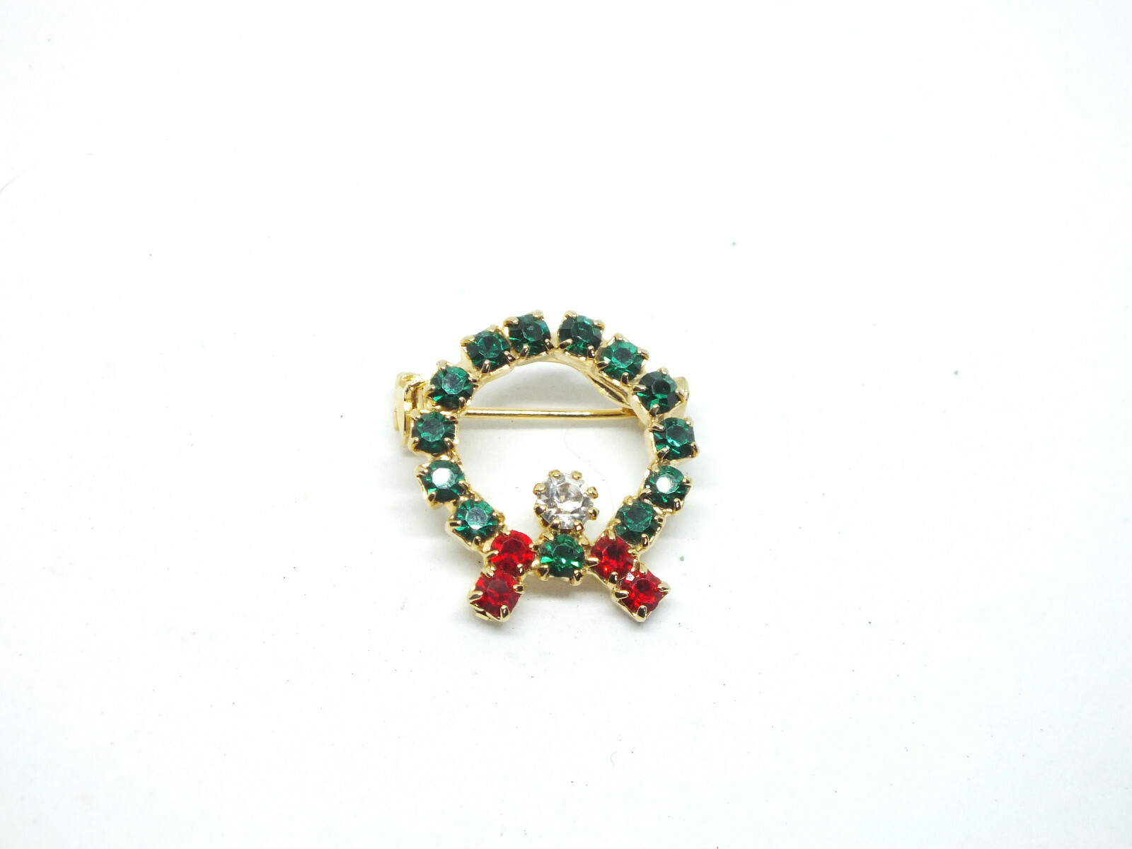 Beautiful Brooch Pin Gold Tone Christmas Wreath Green Red Clear Rhinestones 1"