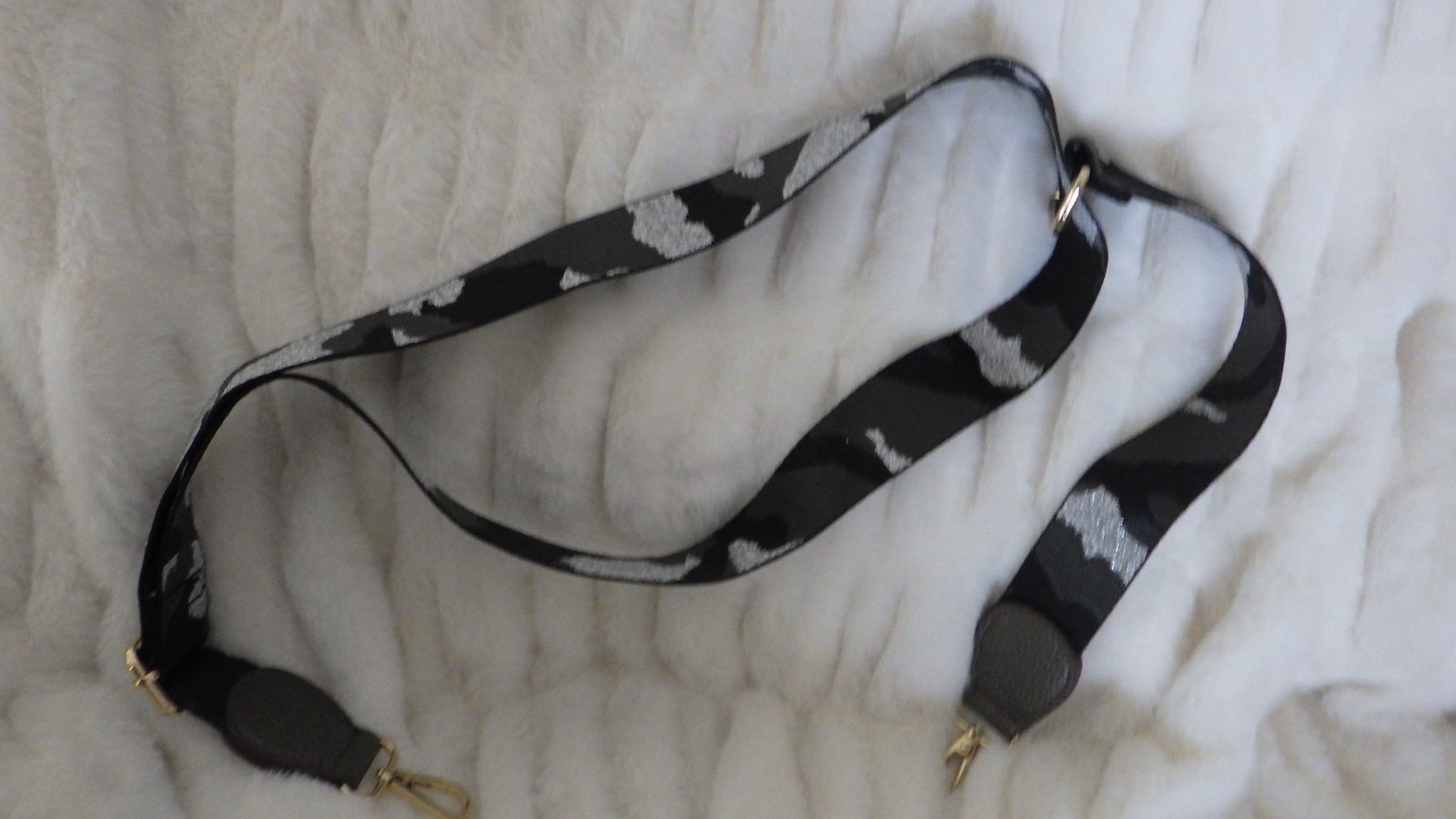 NWOT CROSSBODY CAMO GREY, BLACK, SILVER ADJUSTABLE GOLDTONE HARDWARE STRAP