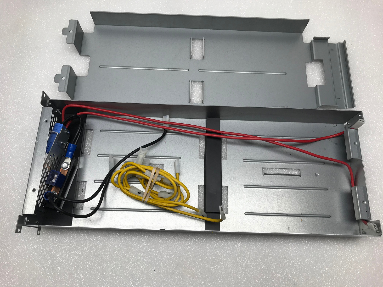 APC 911-0028F Smart UPS Battery Module W/Wire Harness (No Batteries) - PULLED
