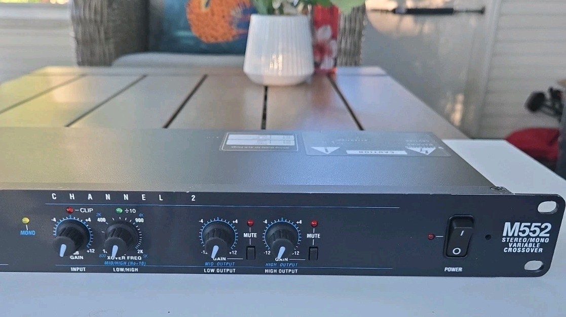 JBL M552 Stereo/Mono Electronic Crossover 2‑Channel Rackmount Pro Audio Processo