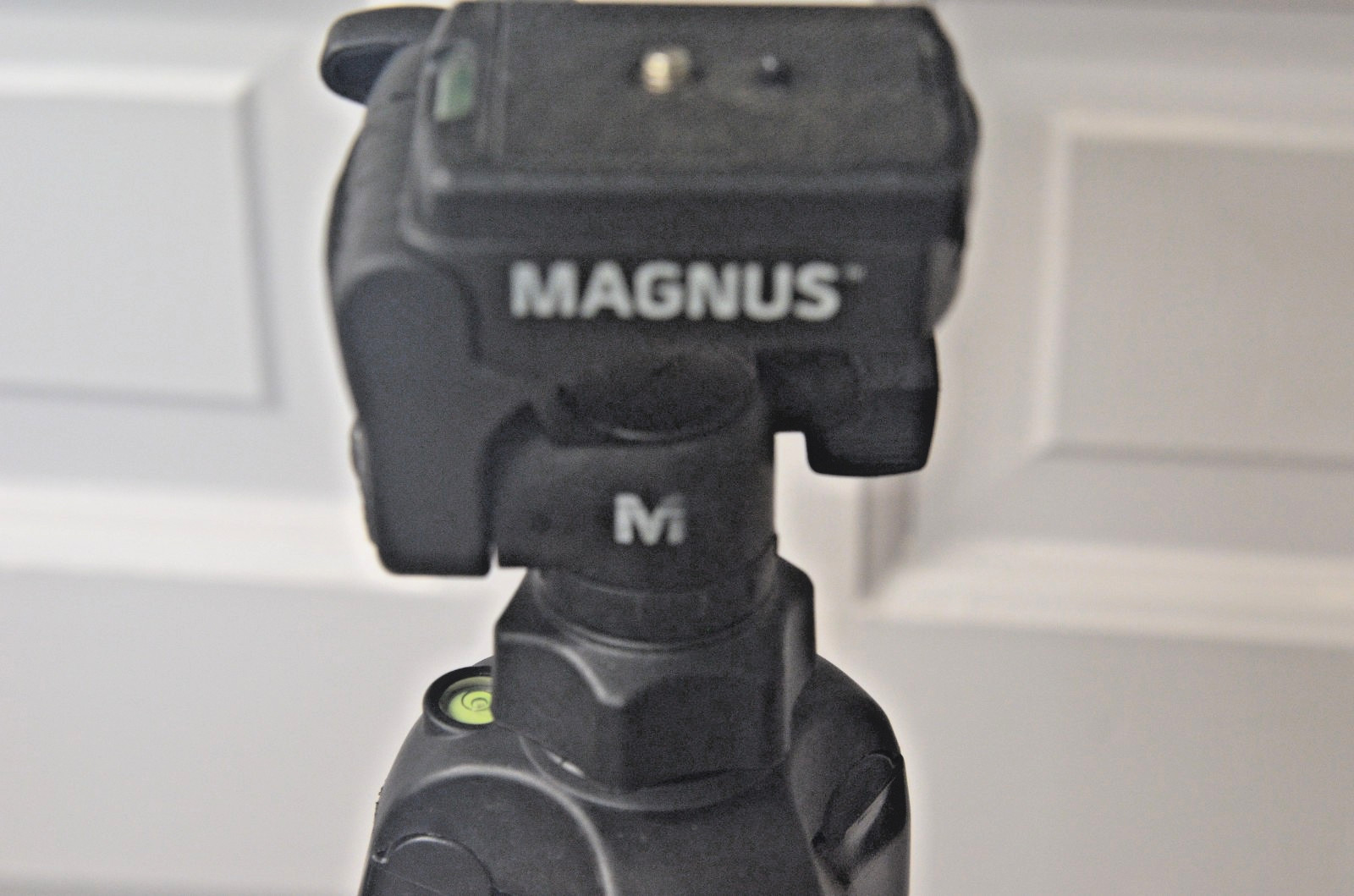 Magnus PV-3310 Tripod (4-A)