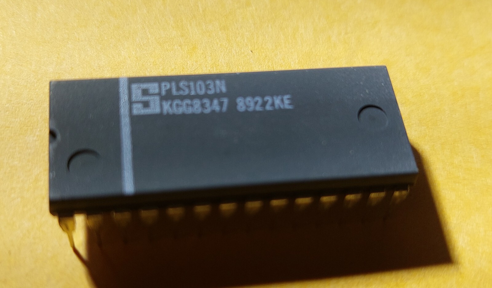 1 x PLS103N SIGNETICS Fuse-Programmable Gate Array (FPGA)