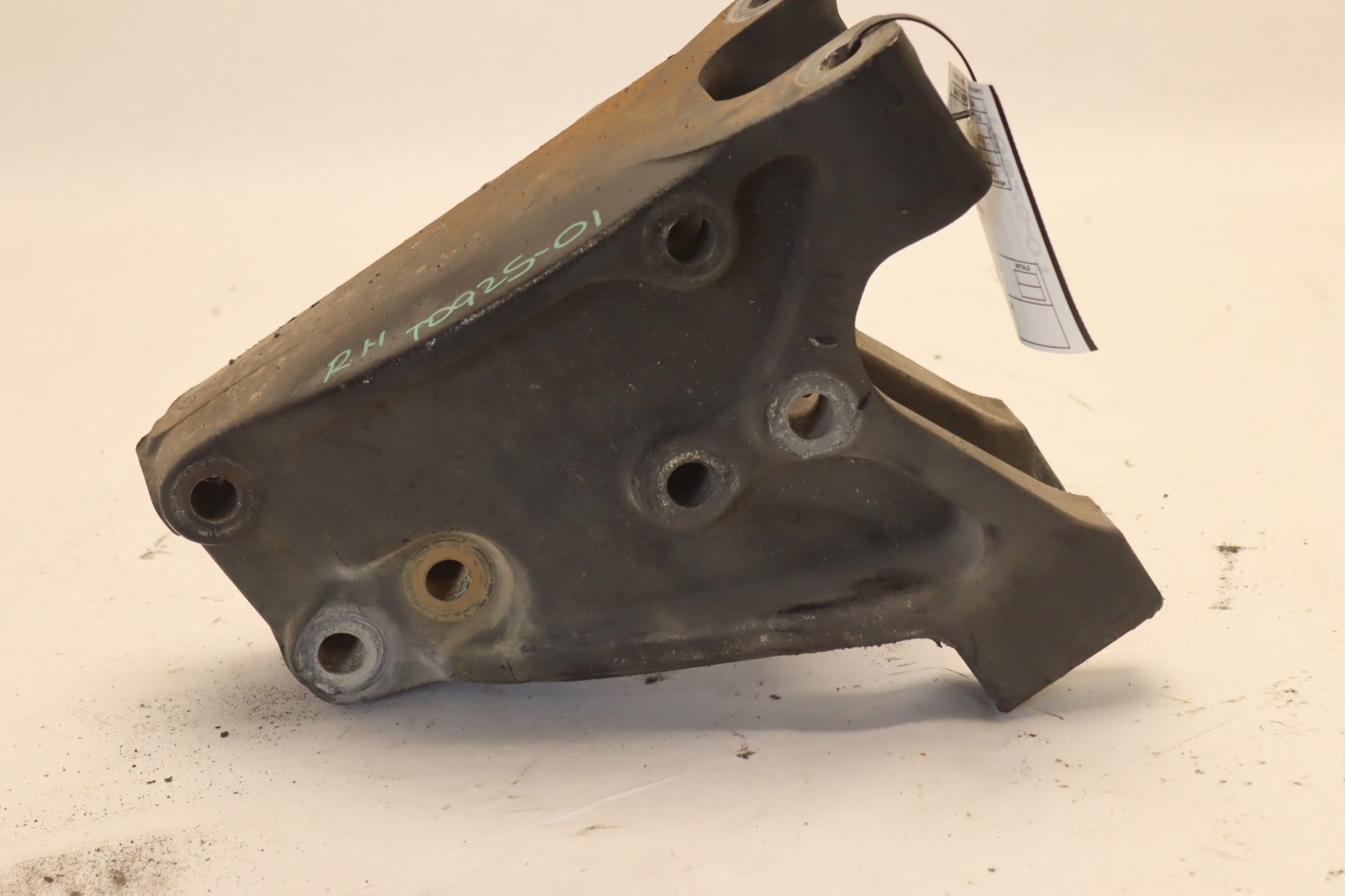2013-2021 PETERBILT 579 PACCAR RIGHT SIDE FLEX AIR SPRING HANGER MOUNT OEM