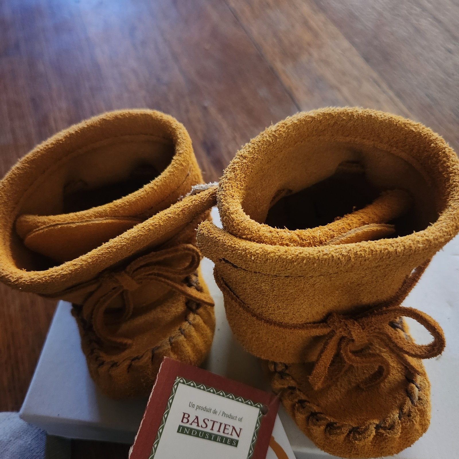 excellent Bastien Huron  infant leather  moccassins  Size 4 in original box