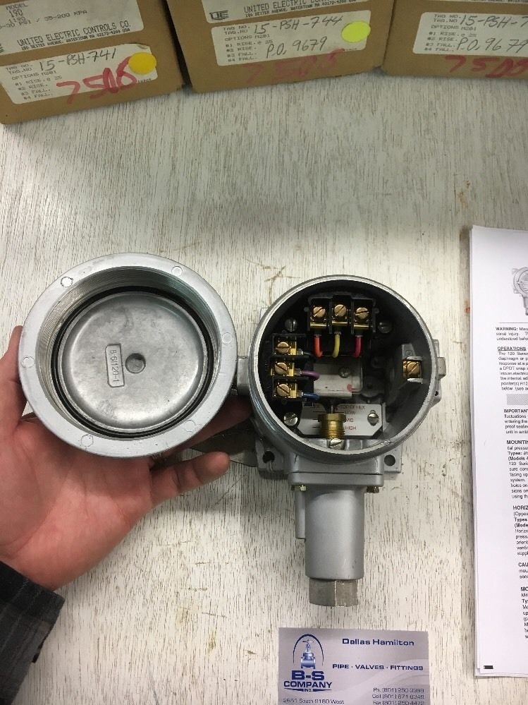 UE United Electronics J120-190 Pressure Switch 5-30 psi
