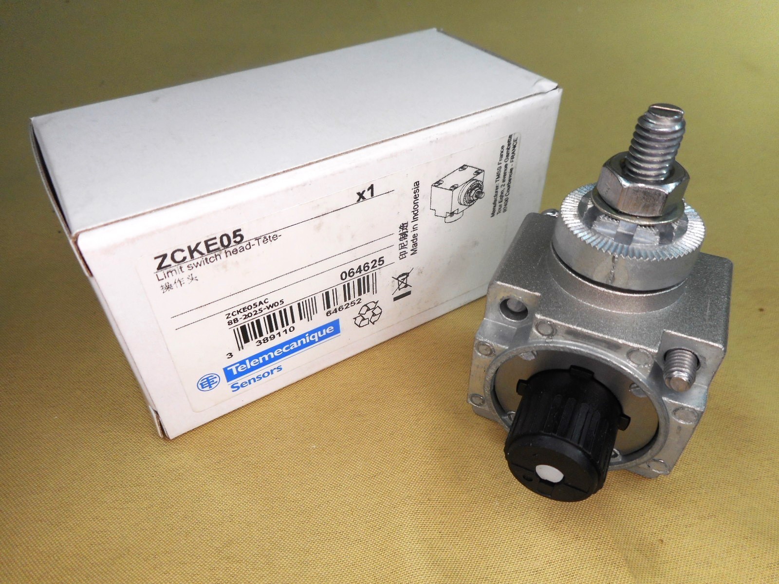 SCHNEIDER ZCKE05  limit switch head (NIB)