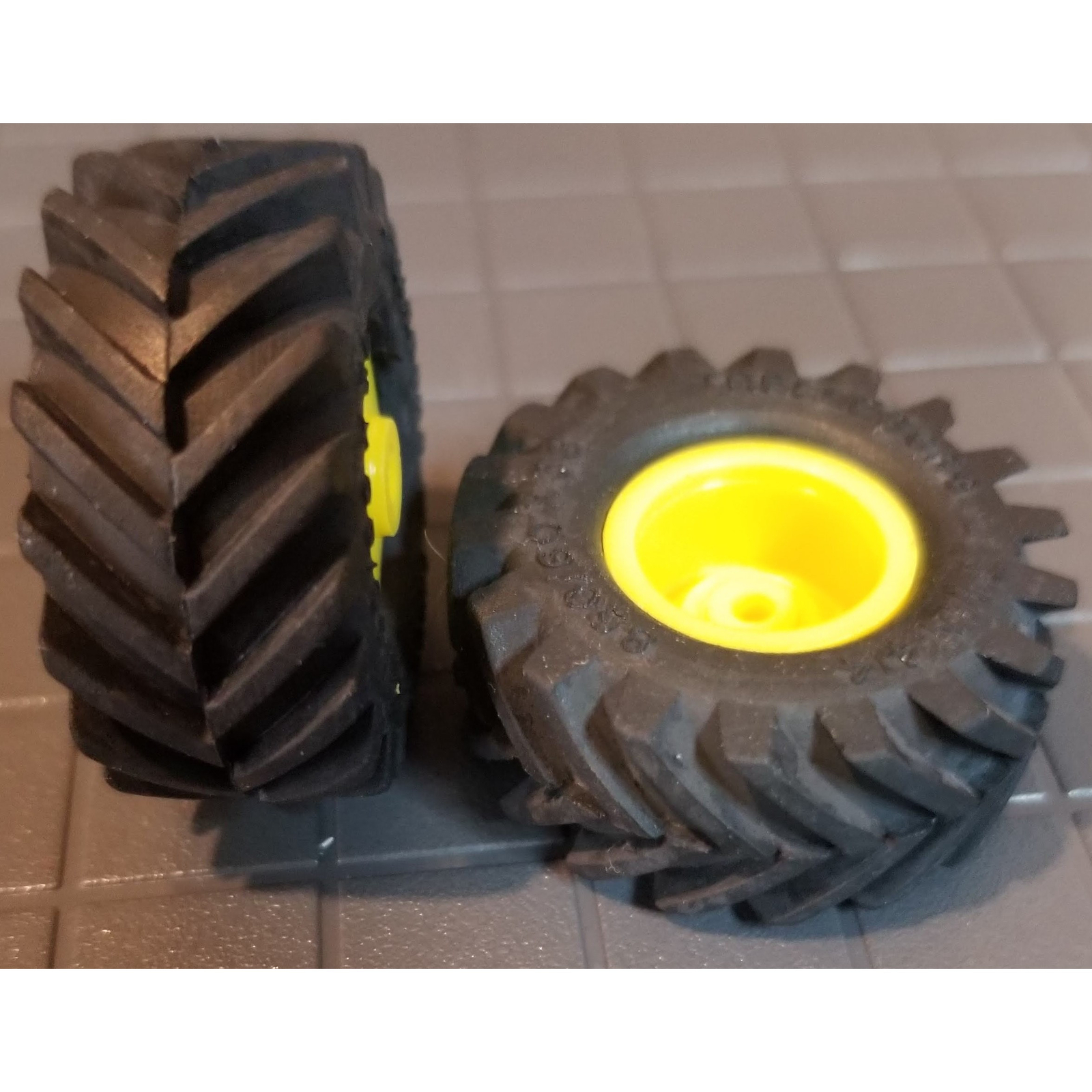 1/64 Standi Toys Pair of 850/60-38 Single Tires with Yellow Rims