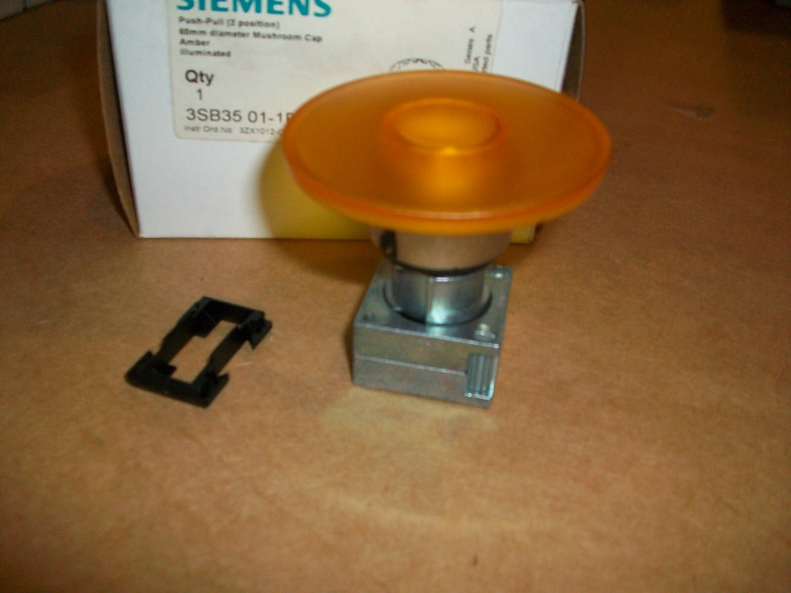 Siemens 3SB35  01-1RAD01  60MM Mushroom Cap Operator  NEW IN BOX