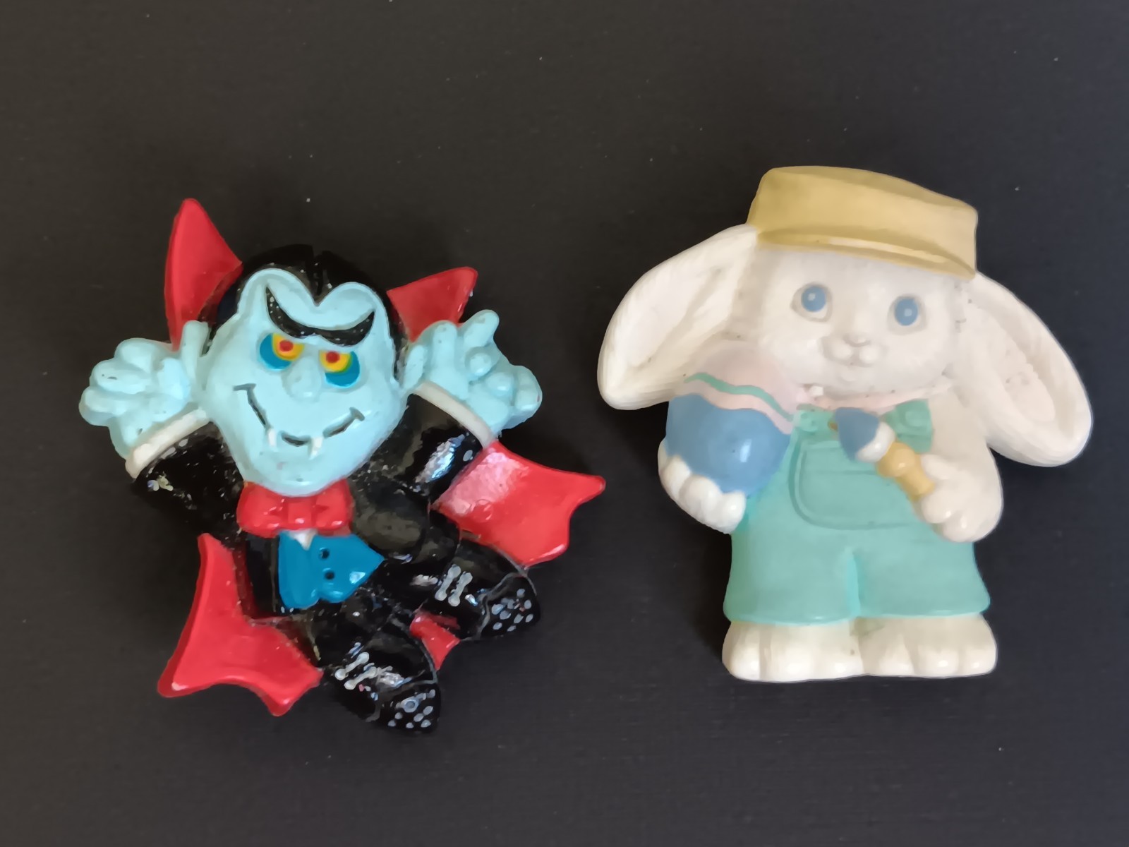 HALLMARK HALLOWEEN & EASTER PINS DRACULA PAINTER BUNNY