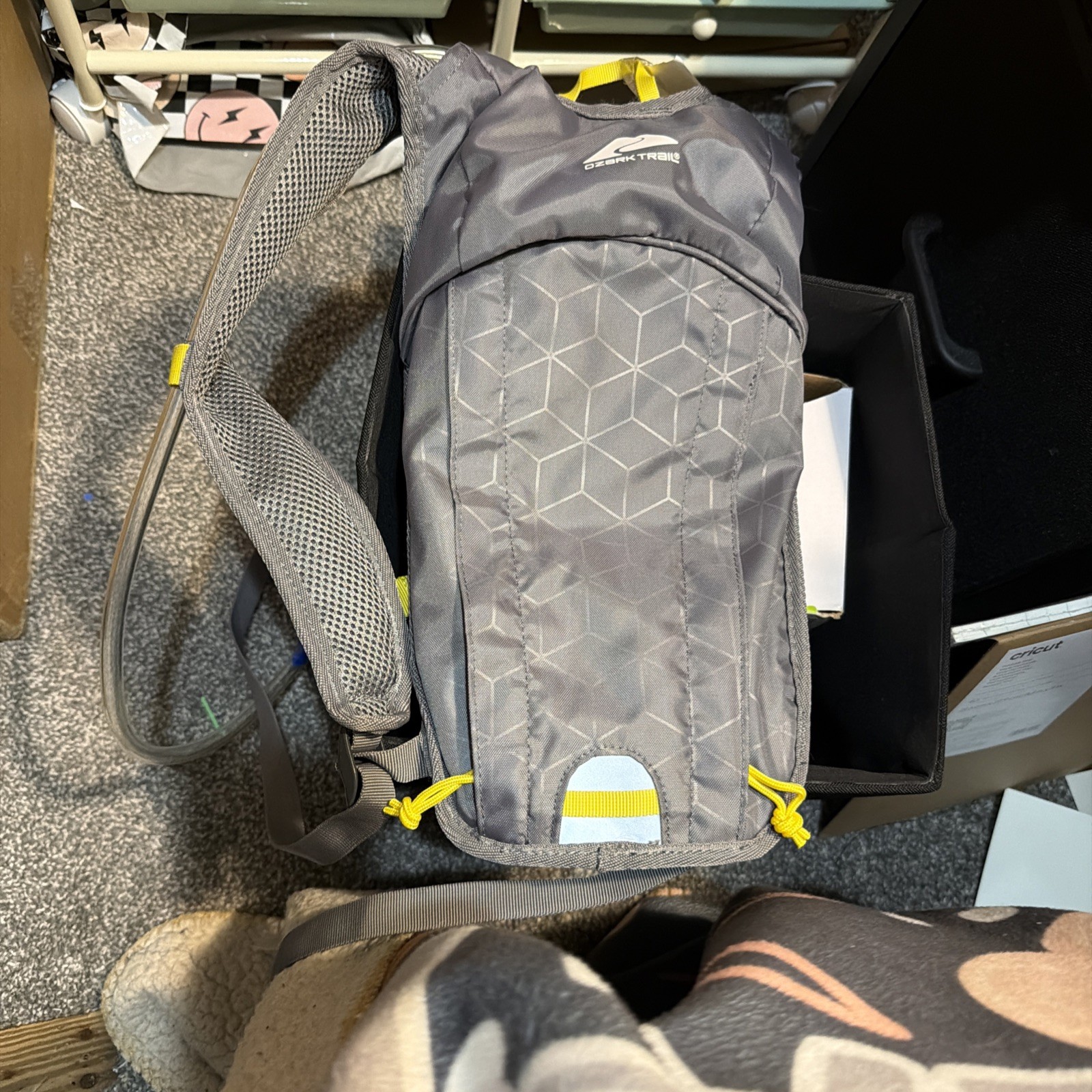 New! 14 Liter Medium Ozark Trail Hydration Hiking Backpack Grey Gray TB3622-14L