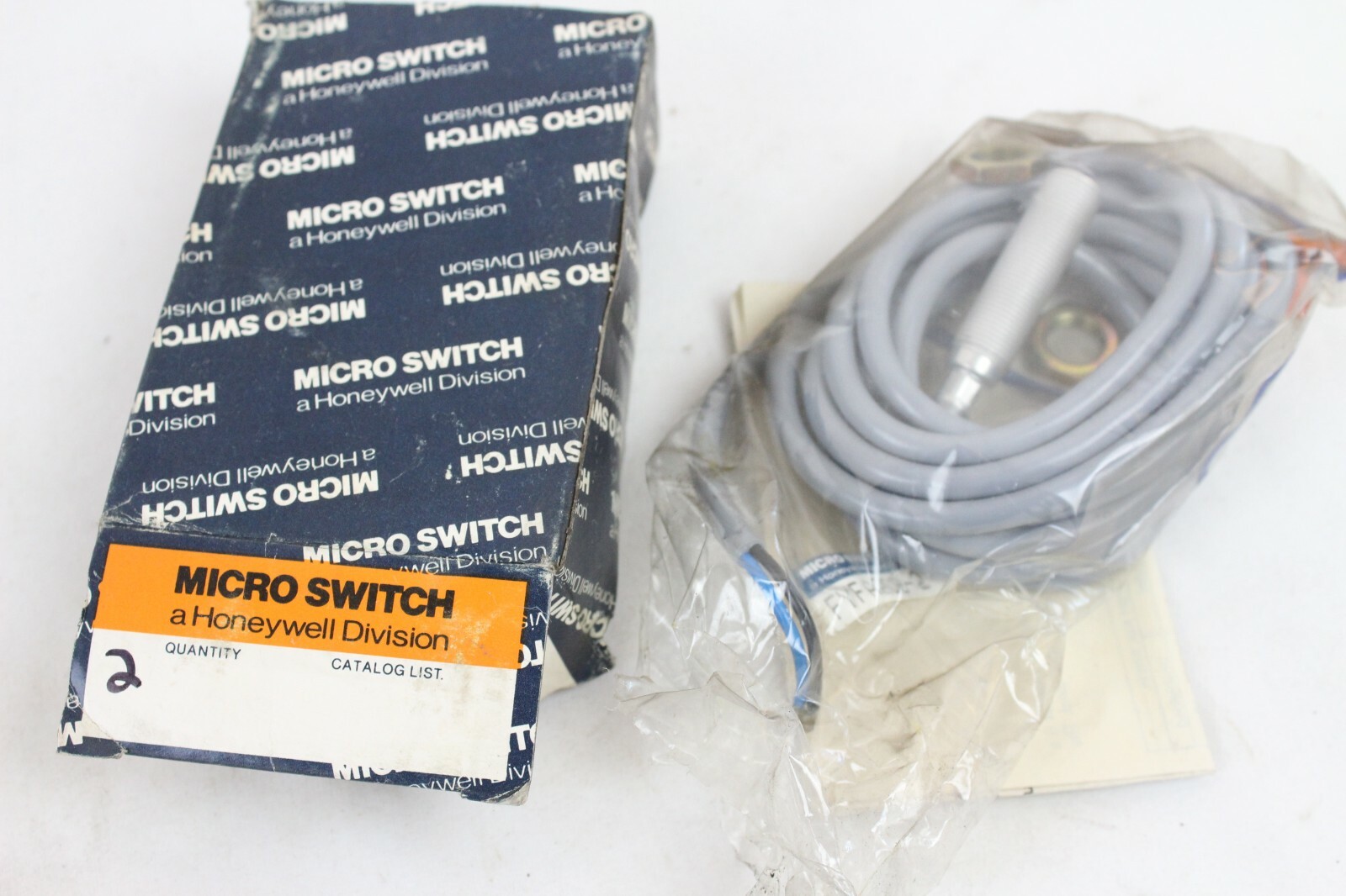New Honeywell Proximity Sensor Proxy Micro Switch 20-260VAC PK82525 FYFA2C8-2