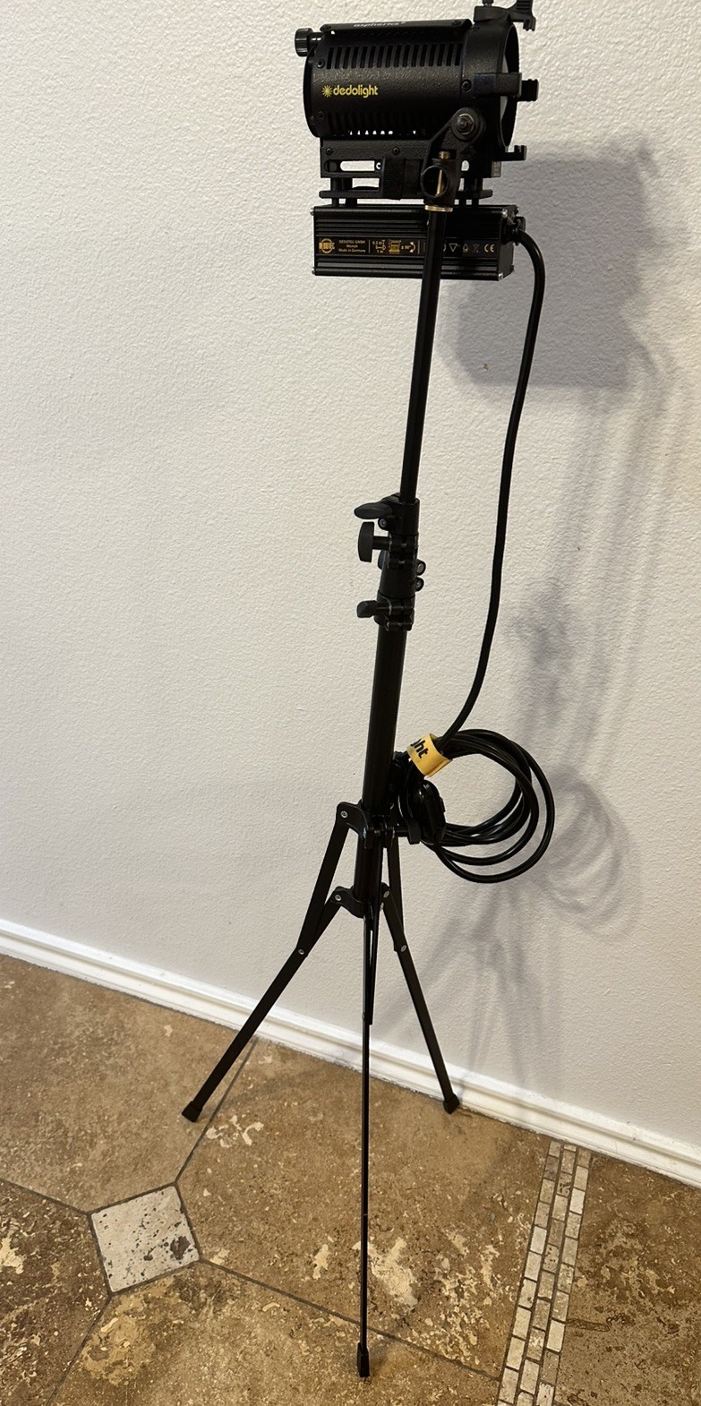 Dedolight DLHM4-300 Classic 24V 150W Video light w/ DST - Classic Light Stand