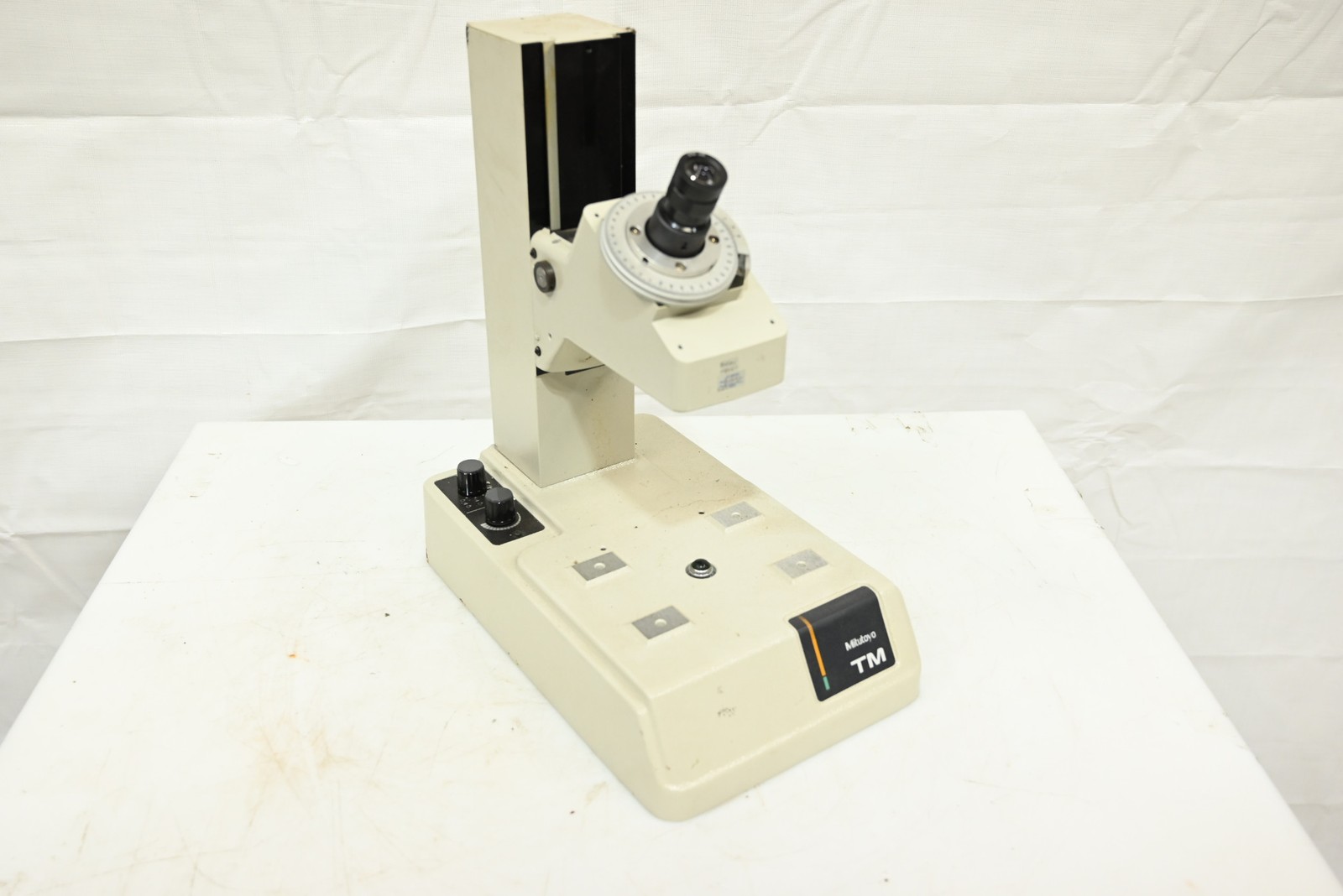 Mitutoyo 176-811A Toolmakers Microscope