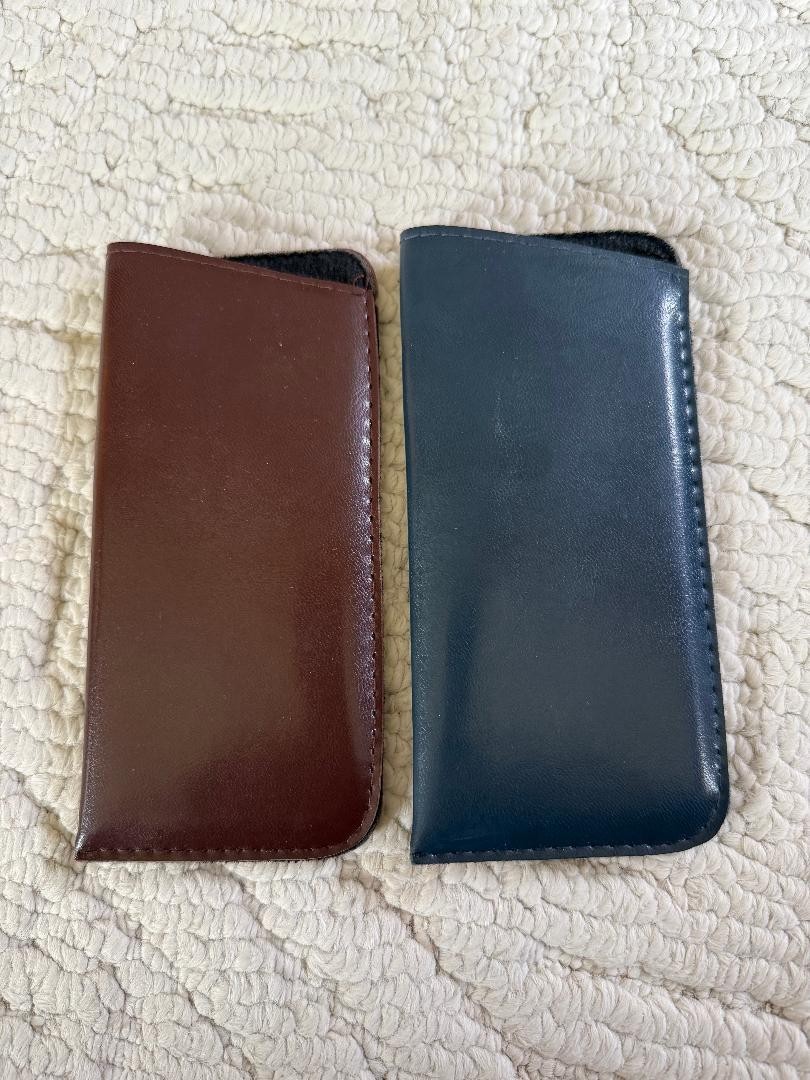 Two cases for glasses - one brown and one turquoise