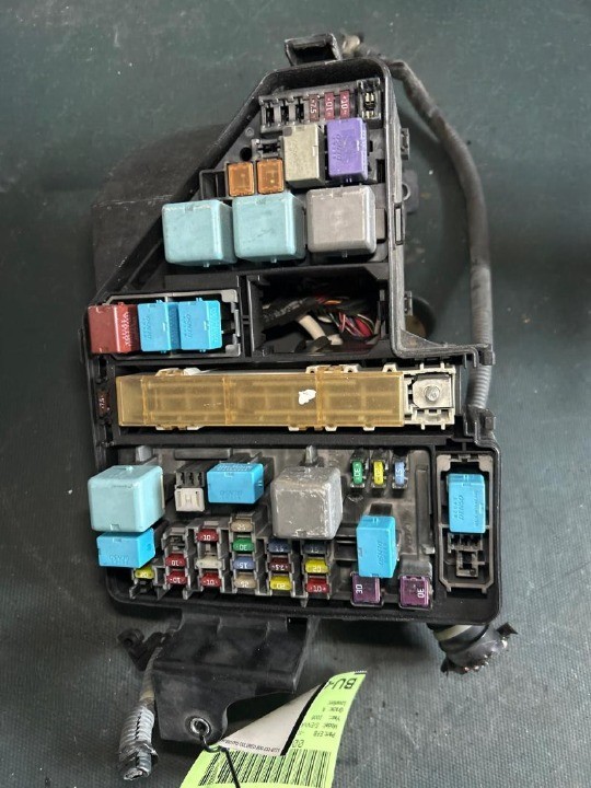 2004-2006 Toyota Sienna Engine Fuse Box Assembly OEM