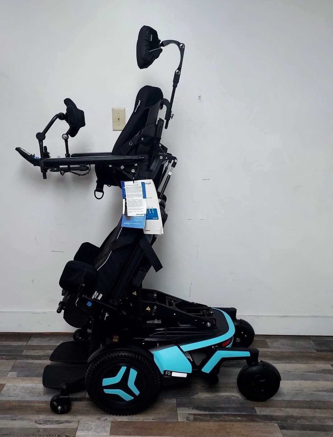 PERMOBIL F5 VS POWER WHEELCHAIR,STANDING, TILT,RECLINE, LIFT, LEGS. 4 MILES ONLY