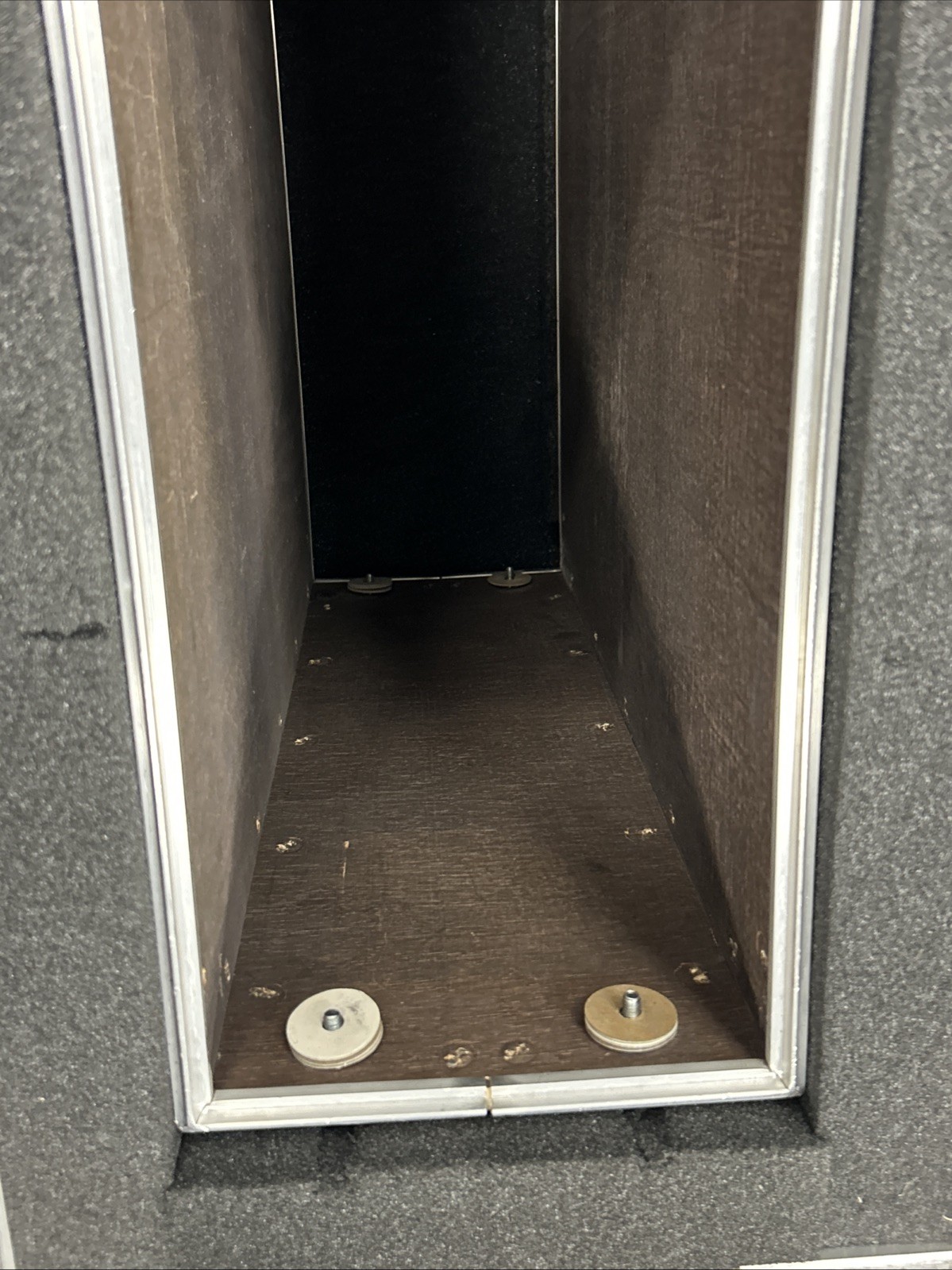 Flight Case Server Rack 4U Penn Elcom 19” Wide 21” Depth 2” Foam, missing parts
