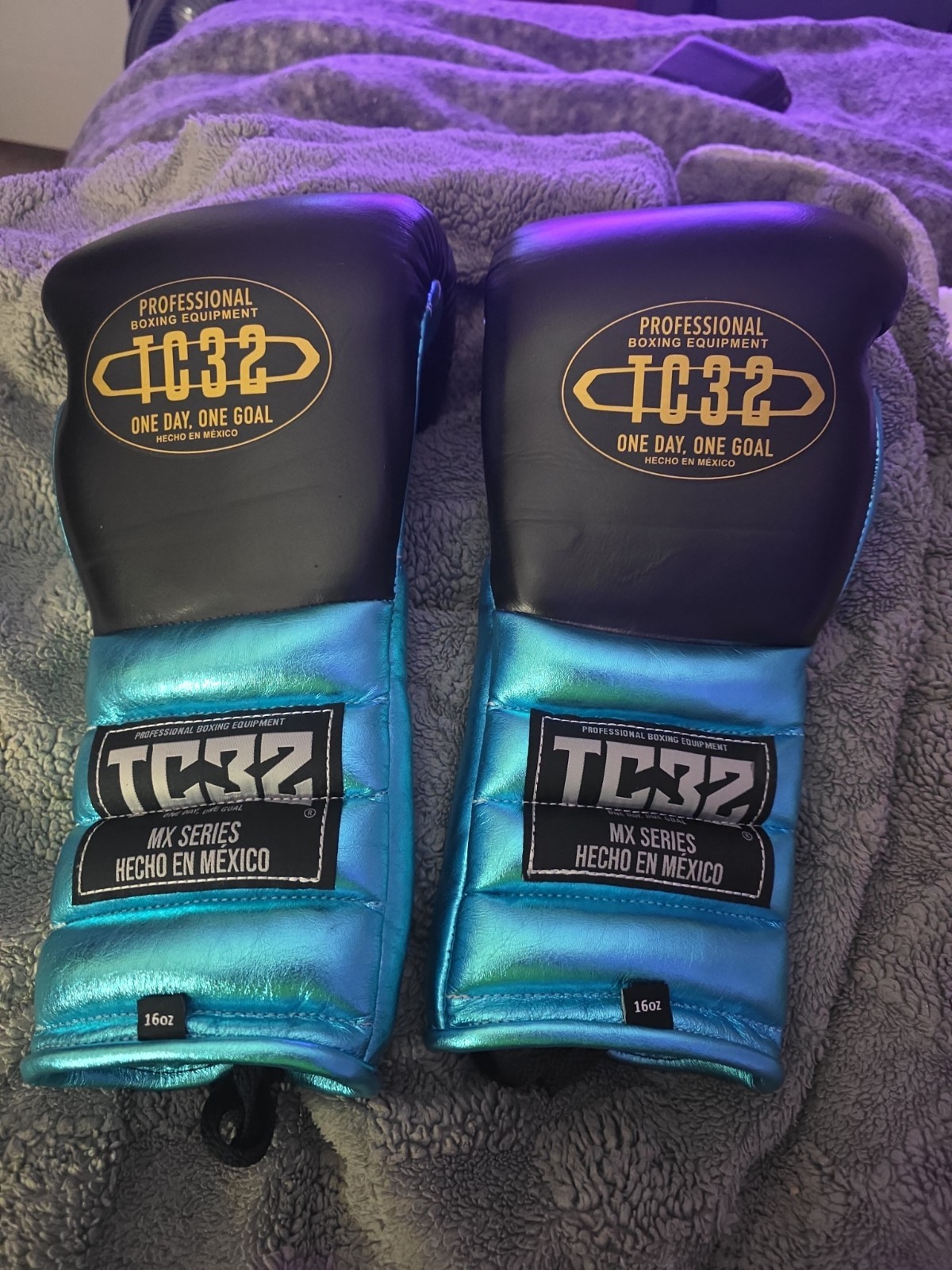 Brand New Custom Made Tc32 16oz Boxing Gloves In Black And Turquoise.