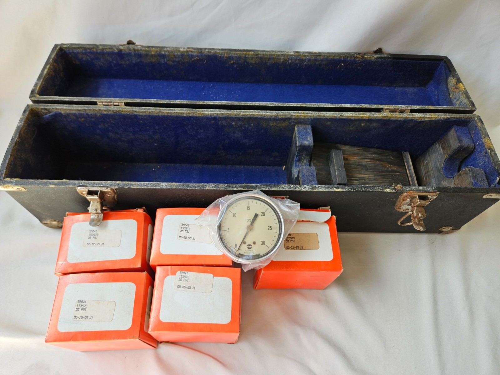 5 AMETEK 153573 0-30PSI Pressure Gauges in a carrying case
