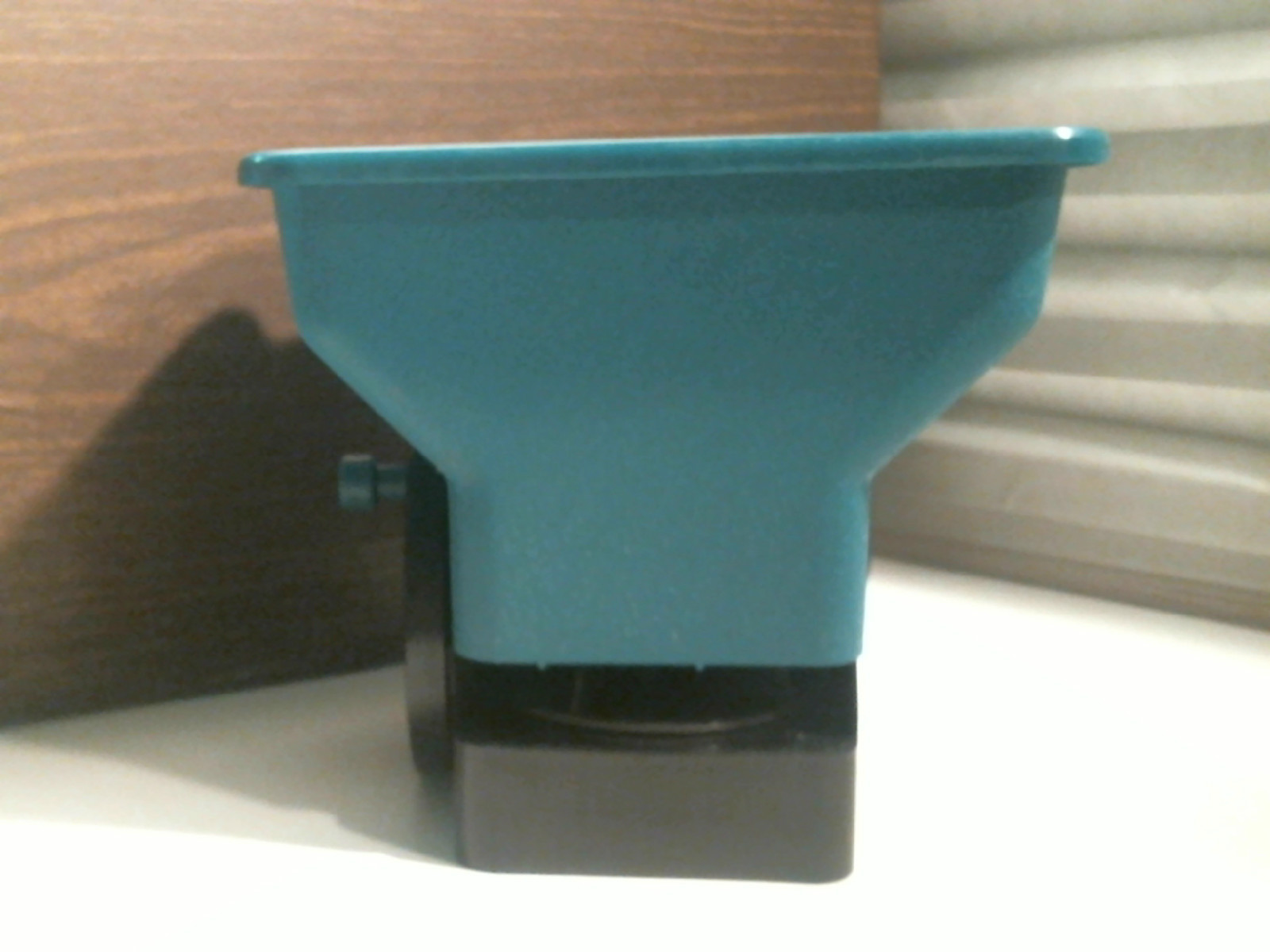 Handhelp Fertilizer or Ice Spreader 07032