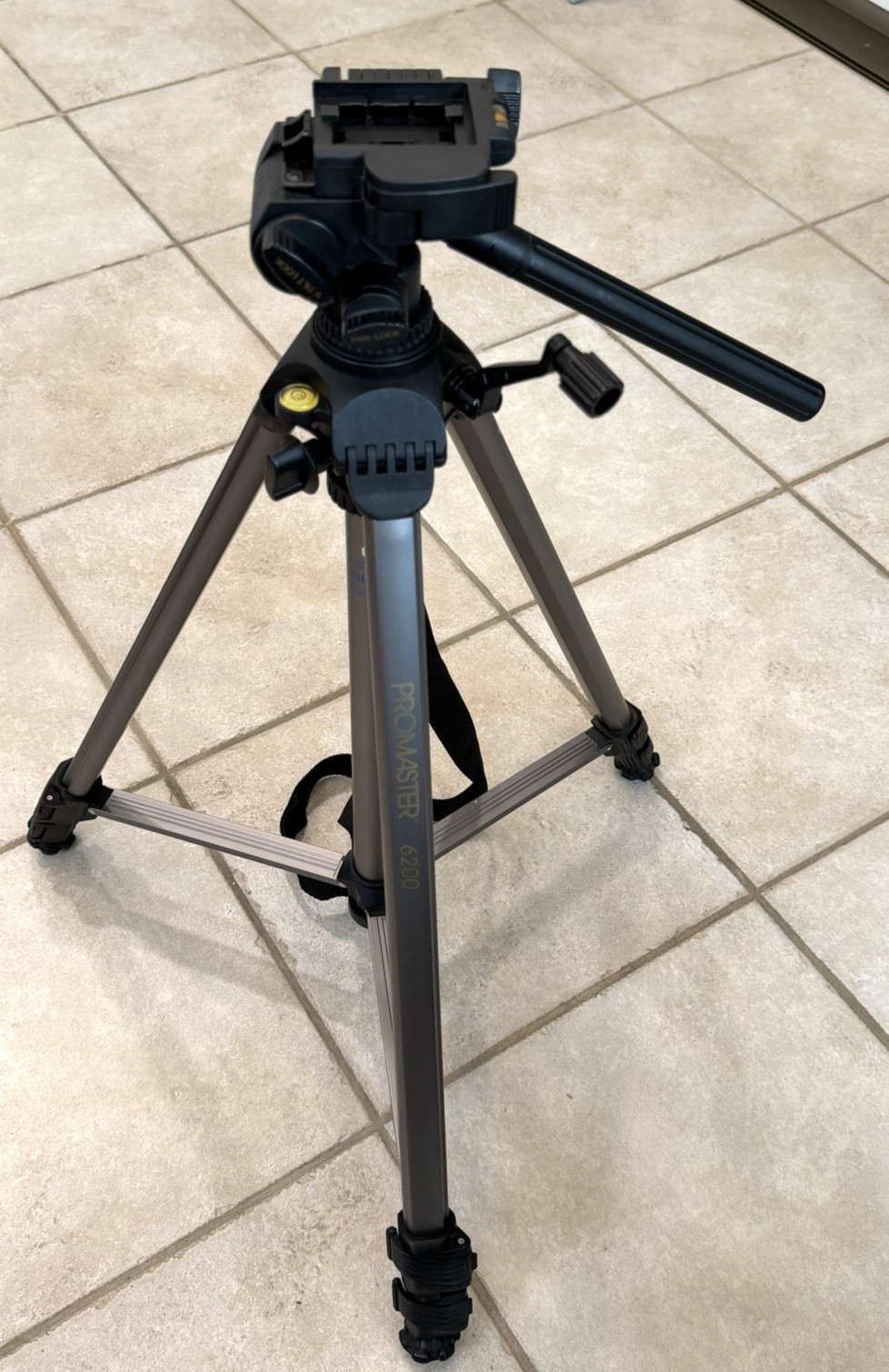 Promaster 6200 Photo/Video Tripod (PR03264) - Very nice condition