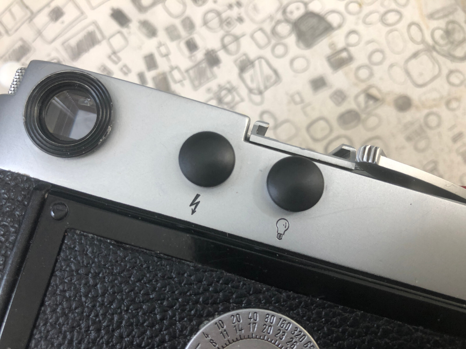 LEICA STYLE FLASH SYNC PLUGS - ONE PAIR BLACK