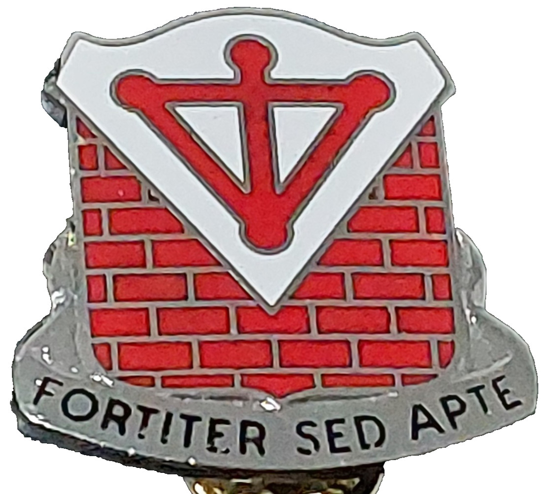Army DUI Crest "820th Engineer Battalion" "Fortiter Sed Apte" (Meyer) Lapel Pin