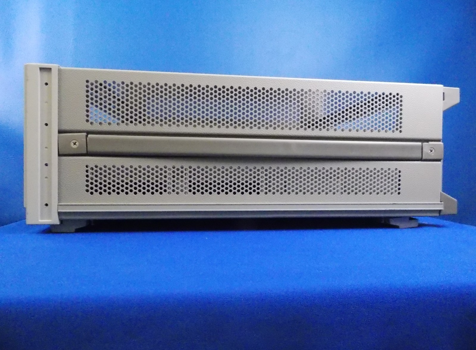 Agilent HP Keysight 70001A System Mainframe 8 Slots