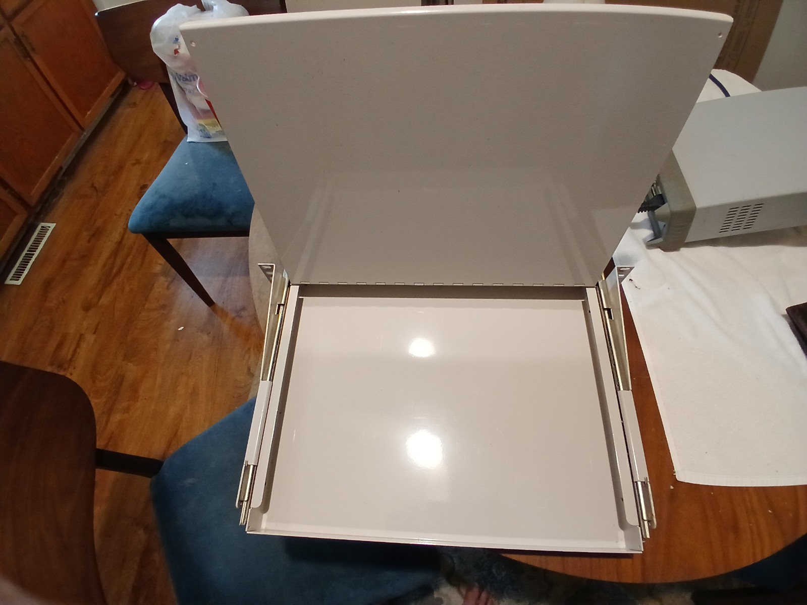 2U 19 inch rack mount slide shelf with covered storage
