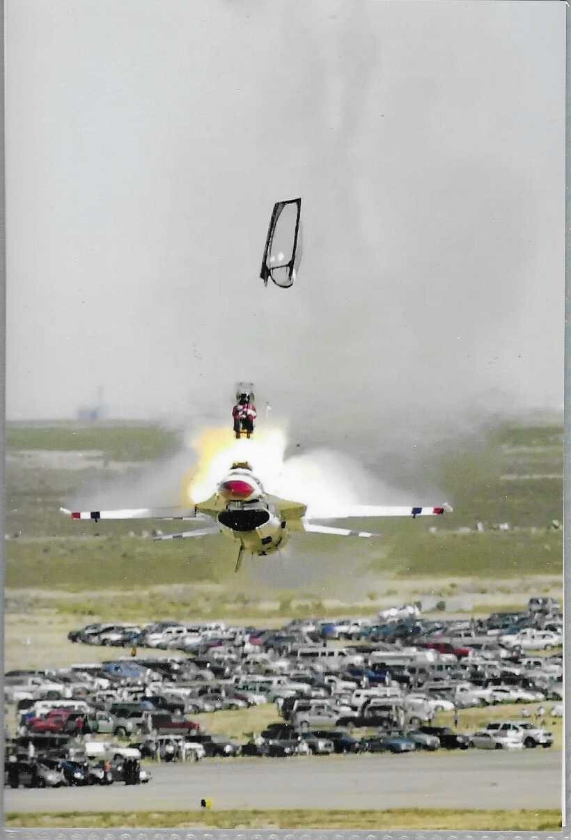 USAF F16 Fighting Falcons Thunderbirds Pilot Ejecting Re-Print #CCC 4x6**
