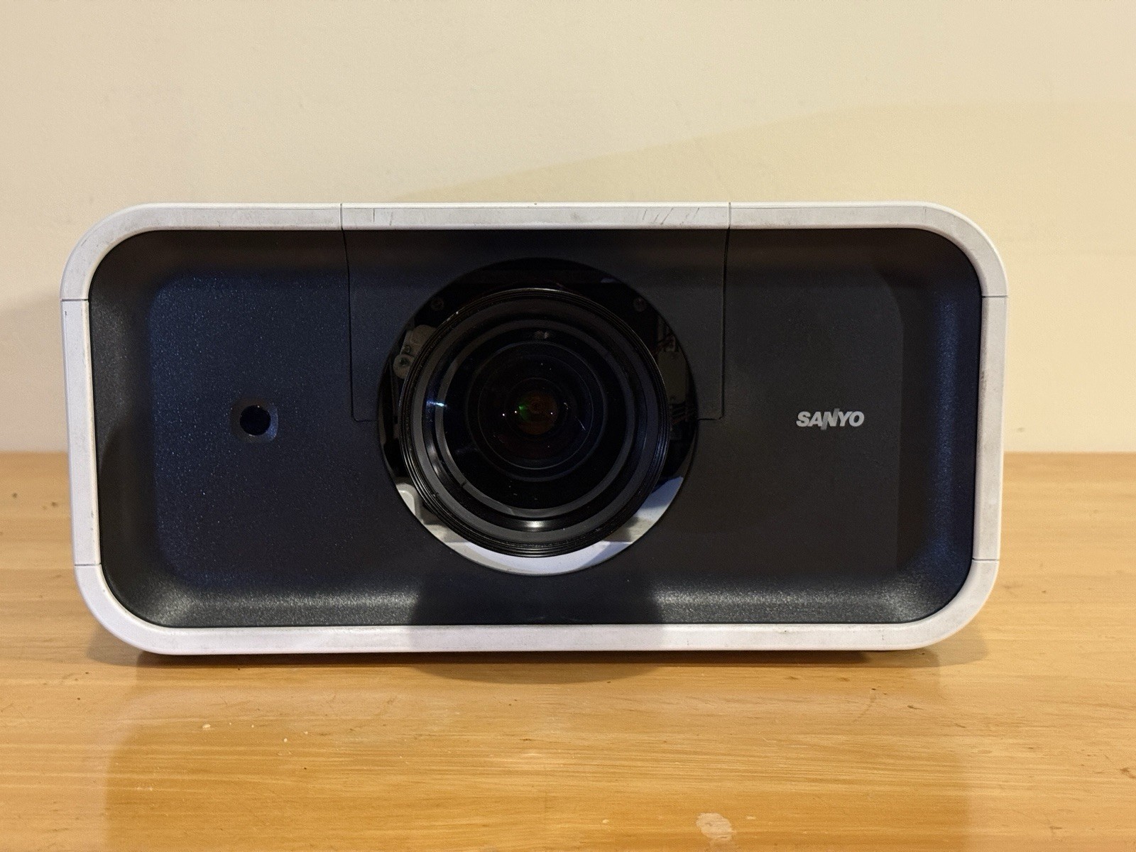 SANYO PLC-XP100L PROxtrax LCD Projector w/ Lens