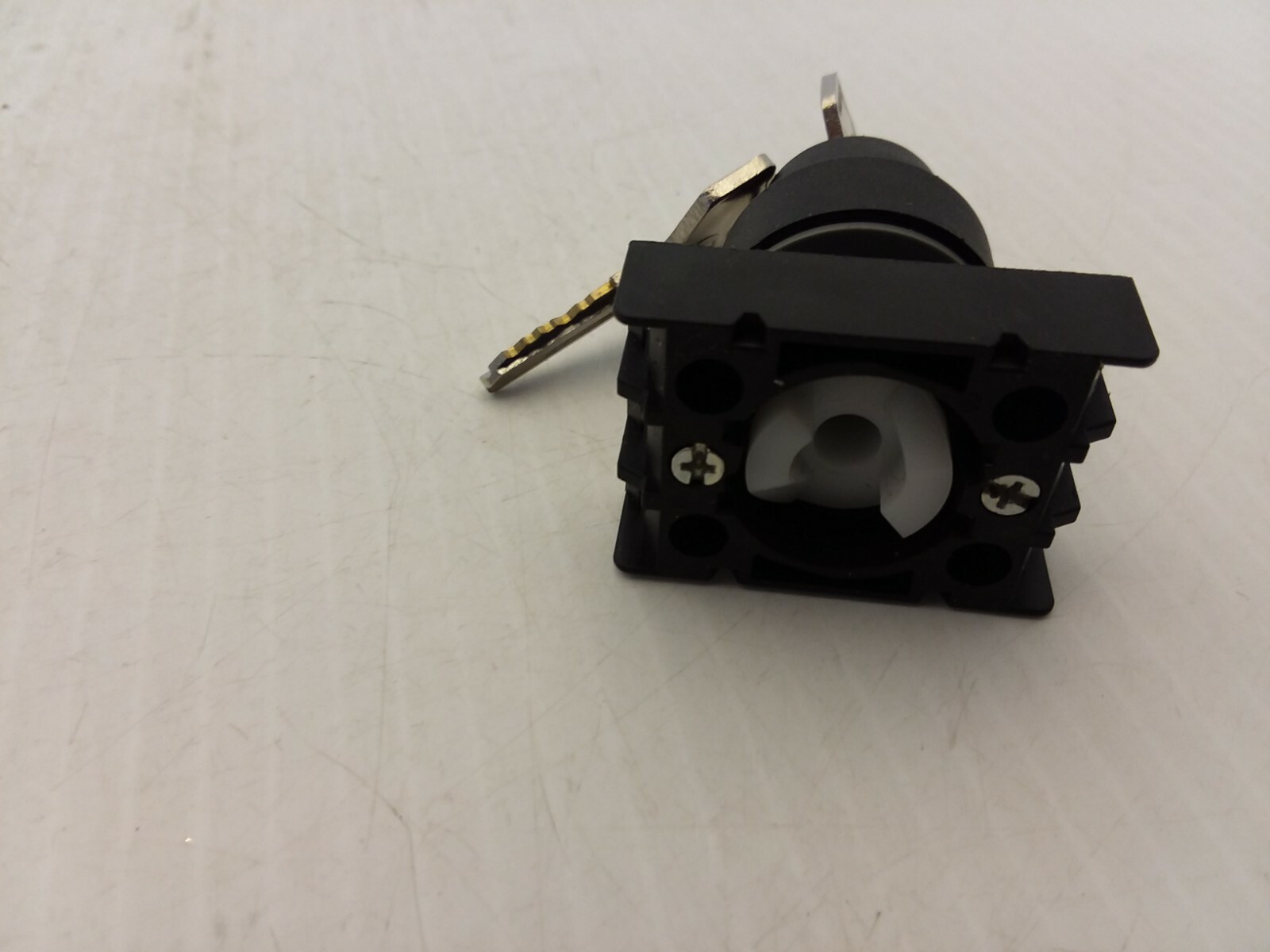 LOVATO 8LP2TS321 SELECTOR SWITCH OPERATOR 2 POSITION W/2 KEYS NNB
