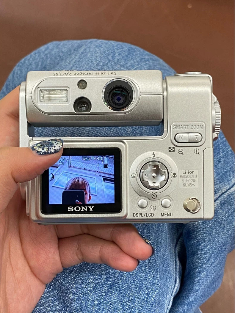 Sony Cyber-Shot DSC-F77 Silver 4.0MP Compact Digital Camera