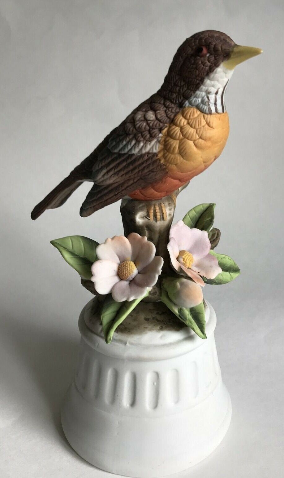 ROYAL CROWN VINTAGE 1980s RETRO PORCELAIN ROBIN BIRD FLOWER FIGURINE MUSIC BOX