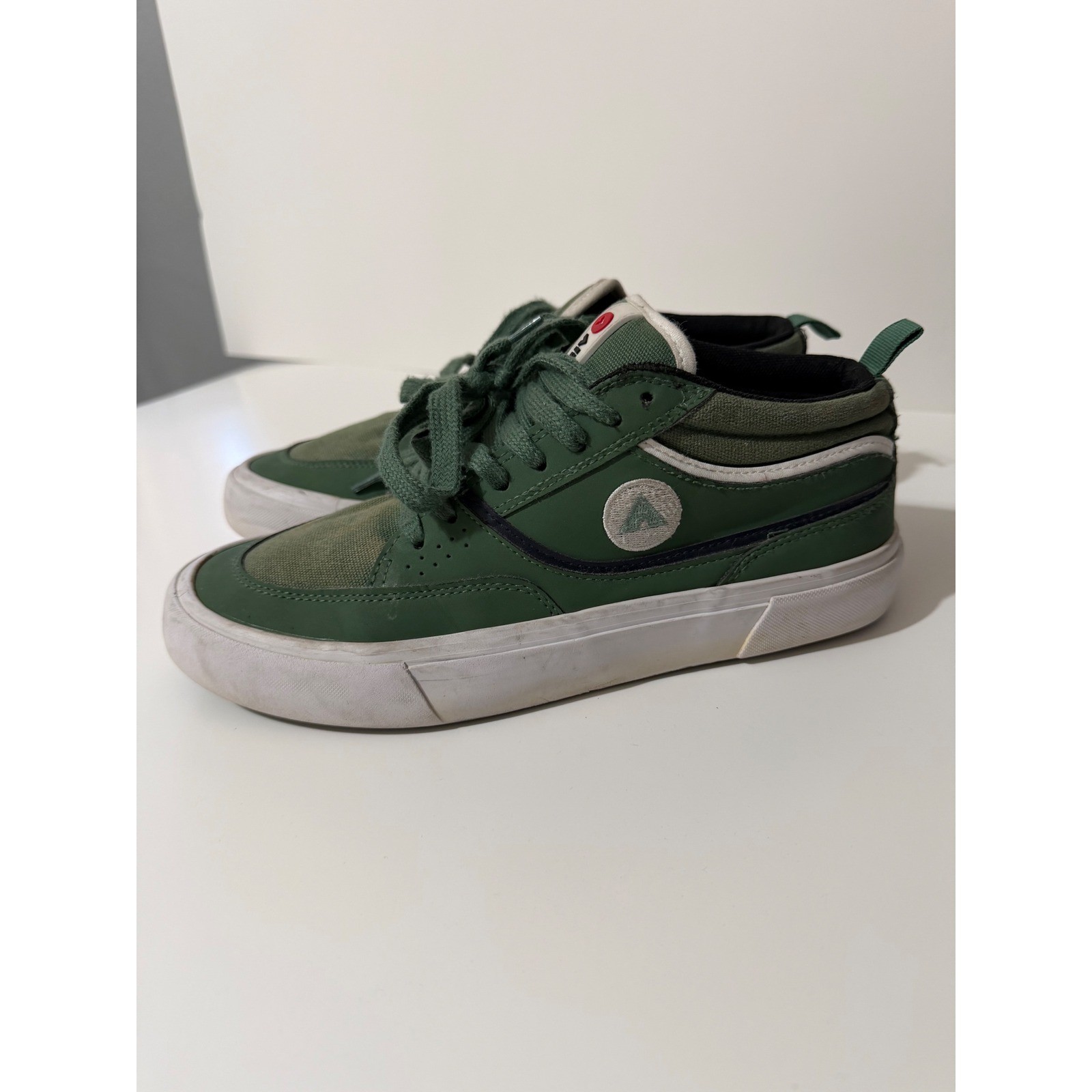Airwalk Mens Size 7.5 Sneakers Green Skateboard Shoes MNAK25GX013 Low Top