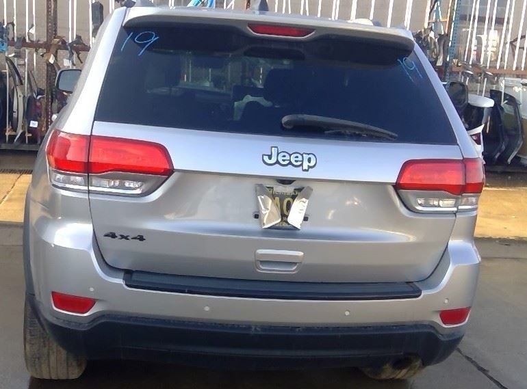Transmission Shift in Black 2019 Jeep Grand Cherokee