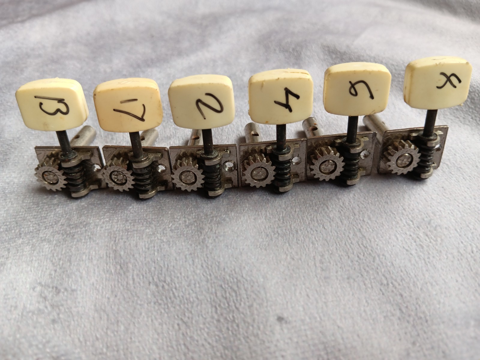 VINTAGE GUITAR PARTS 6 in line Guitar TUNING MACHINE Heads, fair condition.
