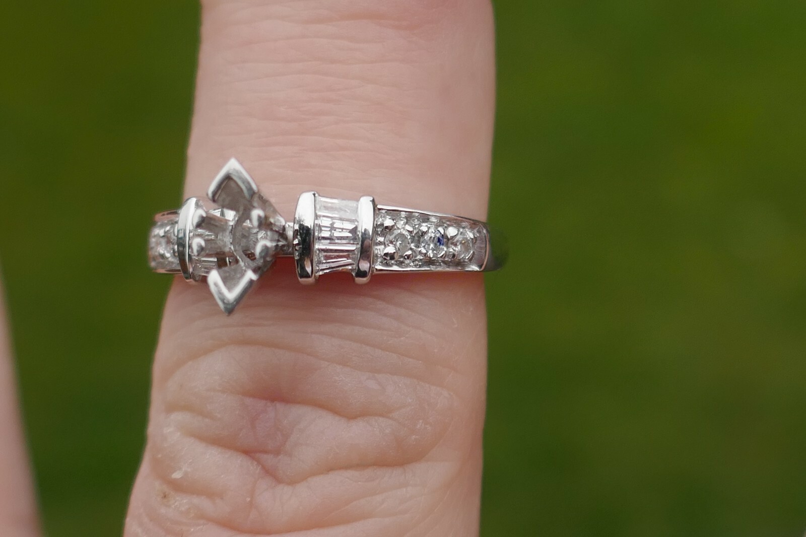 Gorgeous Platinum & Diamond Setting - Size 6.75 / 4.6 Grams
